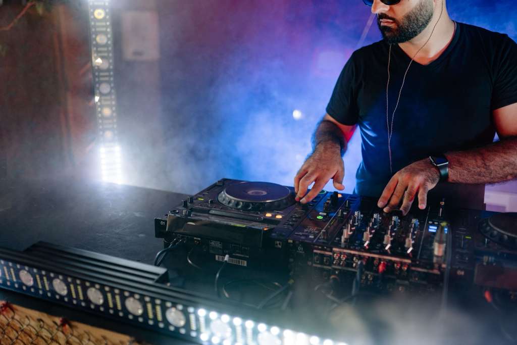 DJ